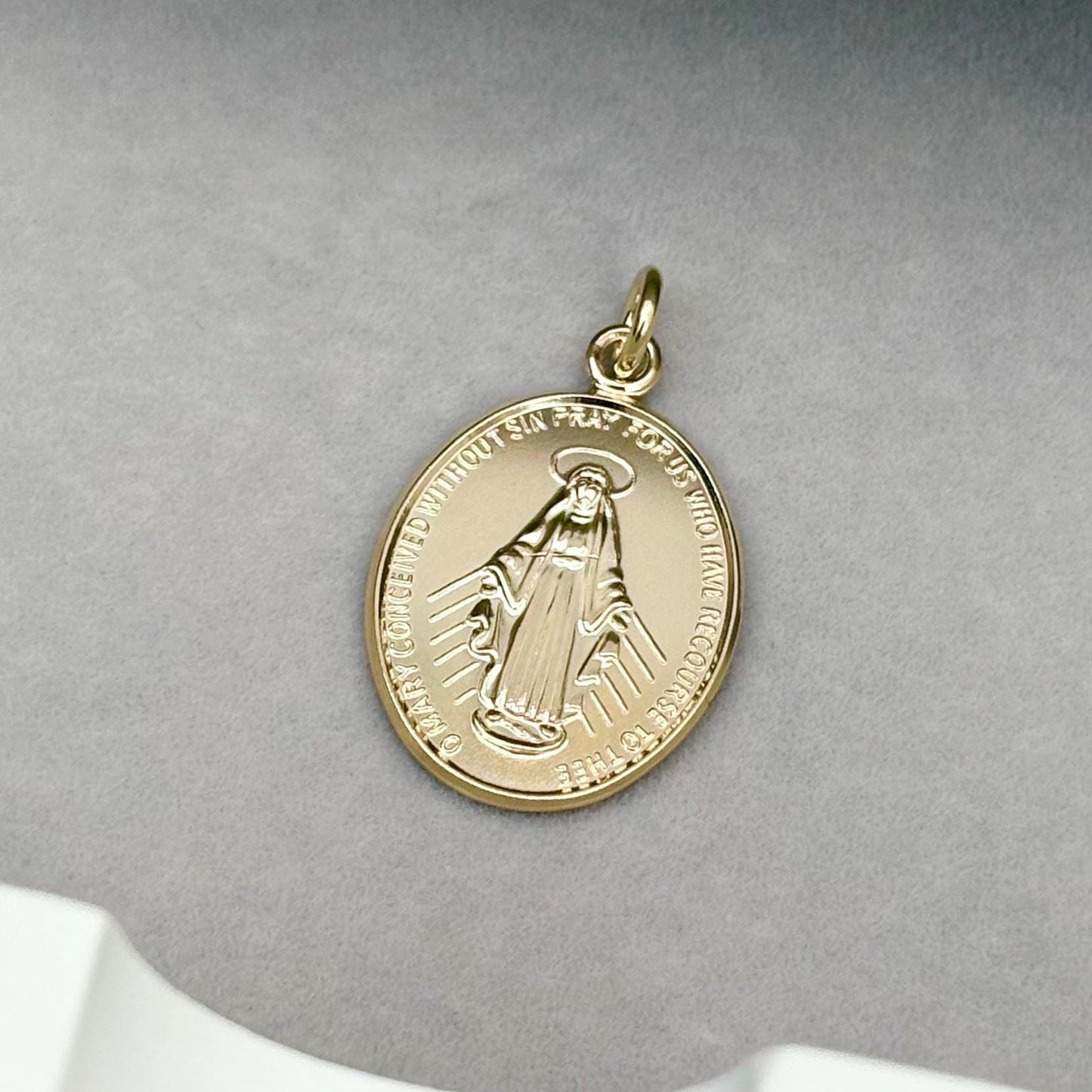 Sample sale - Solid 9ct yellow gold large size oval miraculous medal pendant