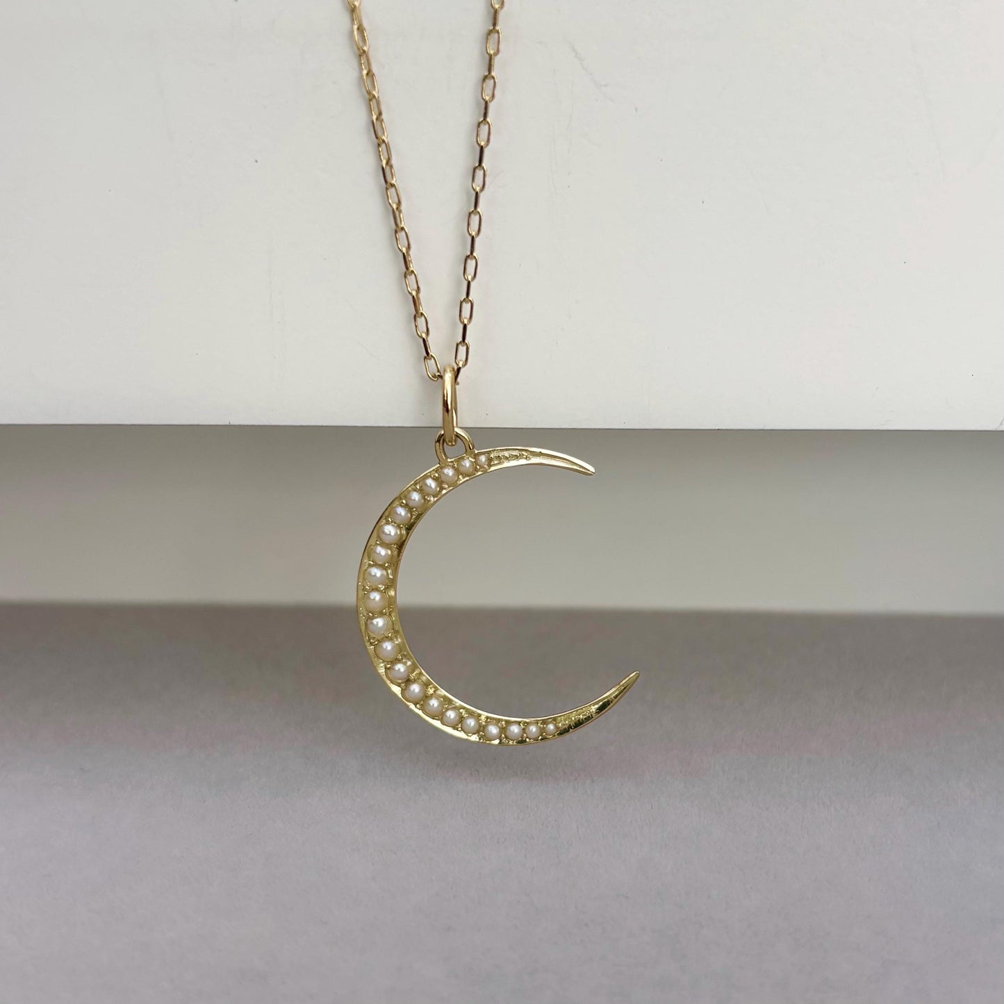 Vintage 14ct yellow Gold Large Pearl Crescent Charm Pendant Chain Necklace