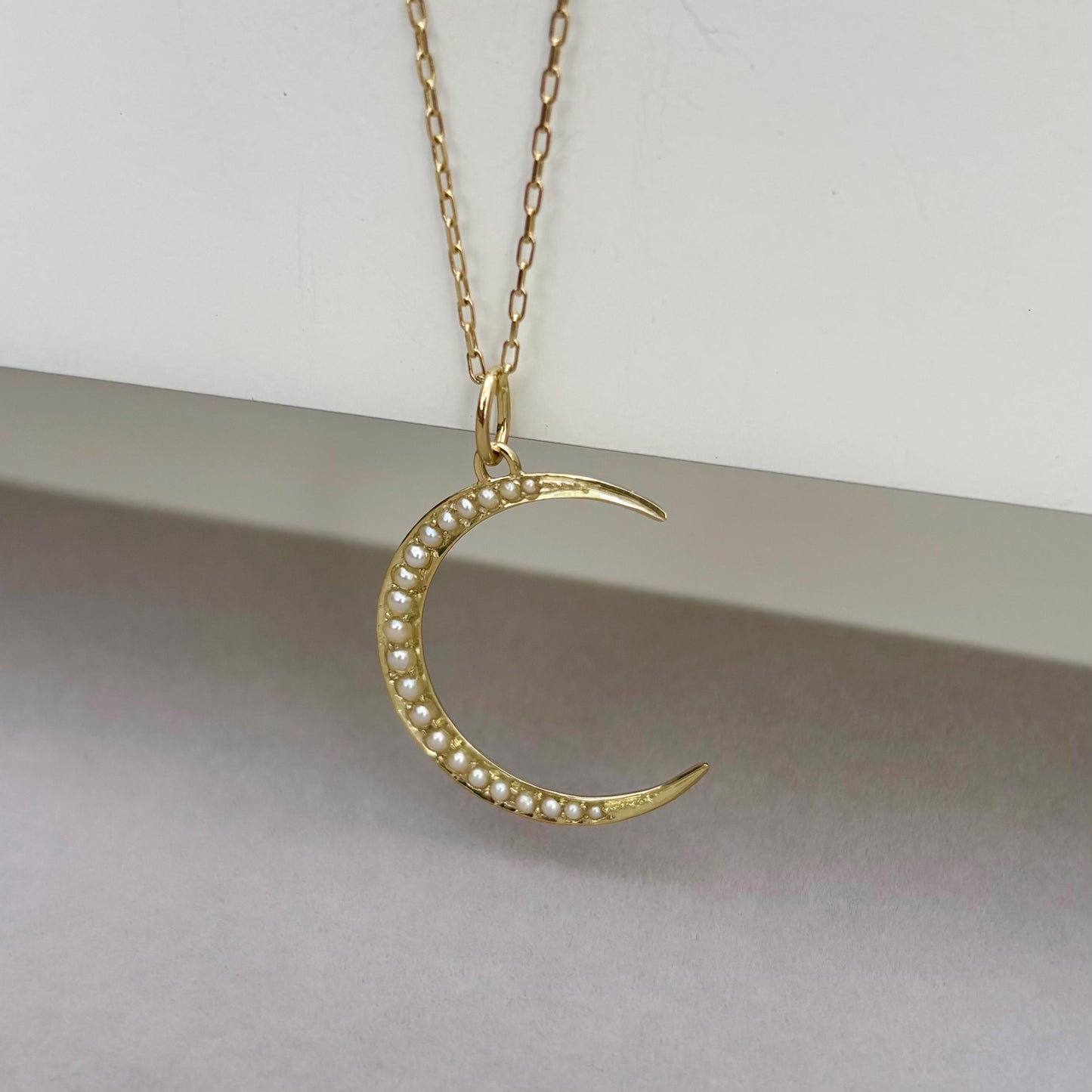 Vintage 14ct yellow Gold Large Pearl Crescent Charm Pendant Chain Necklace