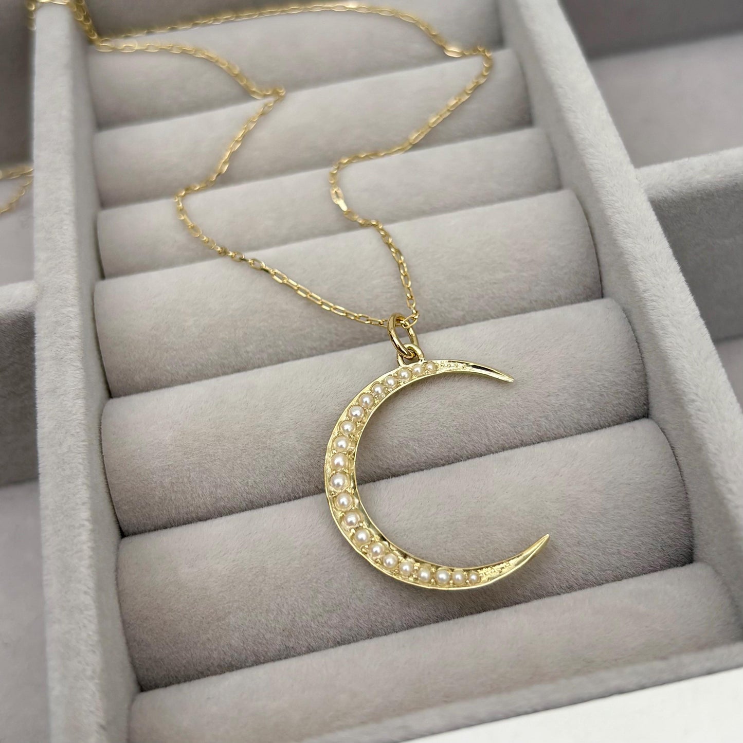 Vintage 14ct yellow Gold Large Pearl Crescent Charm Pendant Chain Necklace