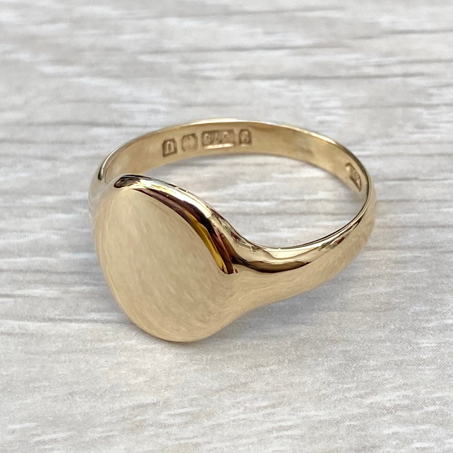 Vintage 9ct yellow gold classic oval signet ring