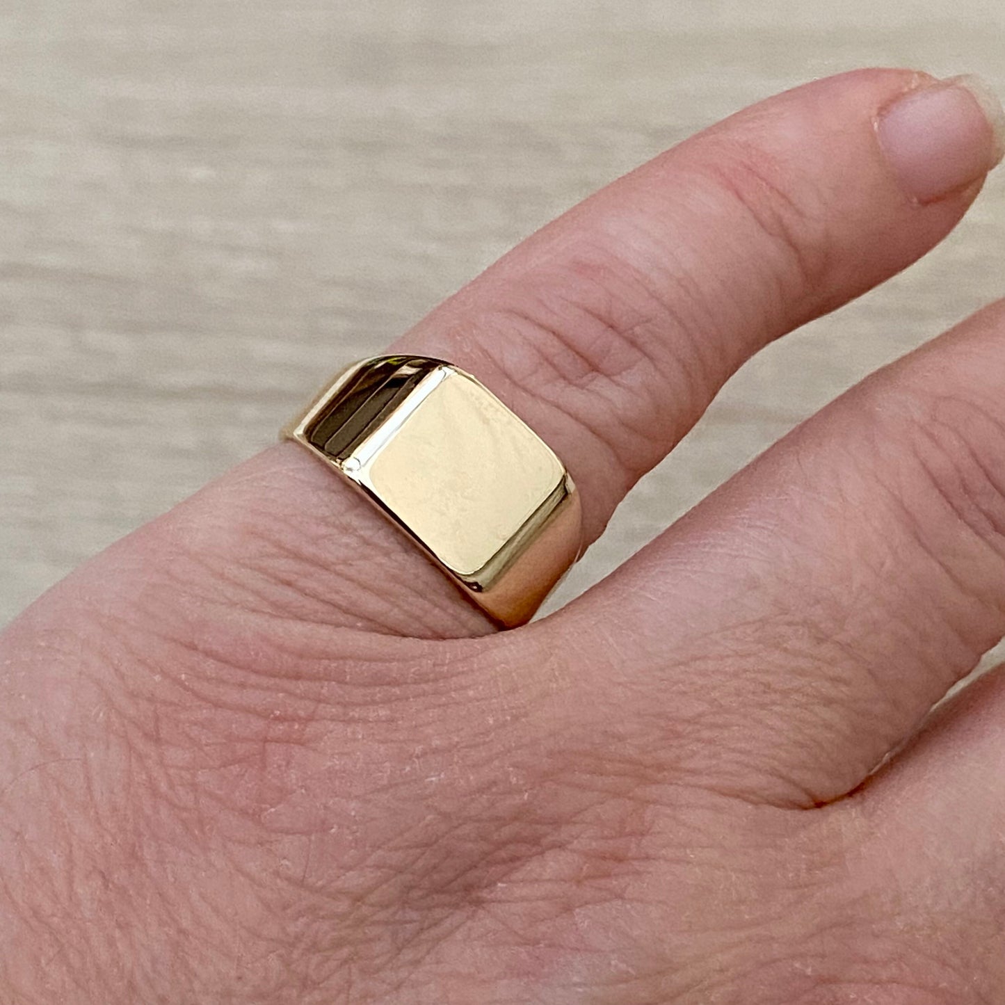 Vintage 9ct yellow gold square signet ring