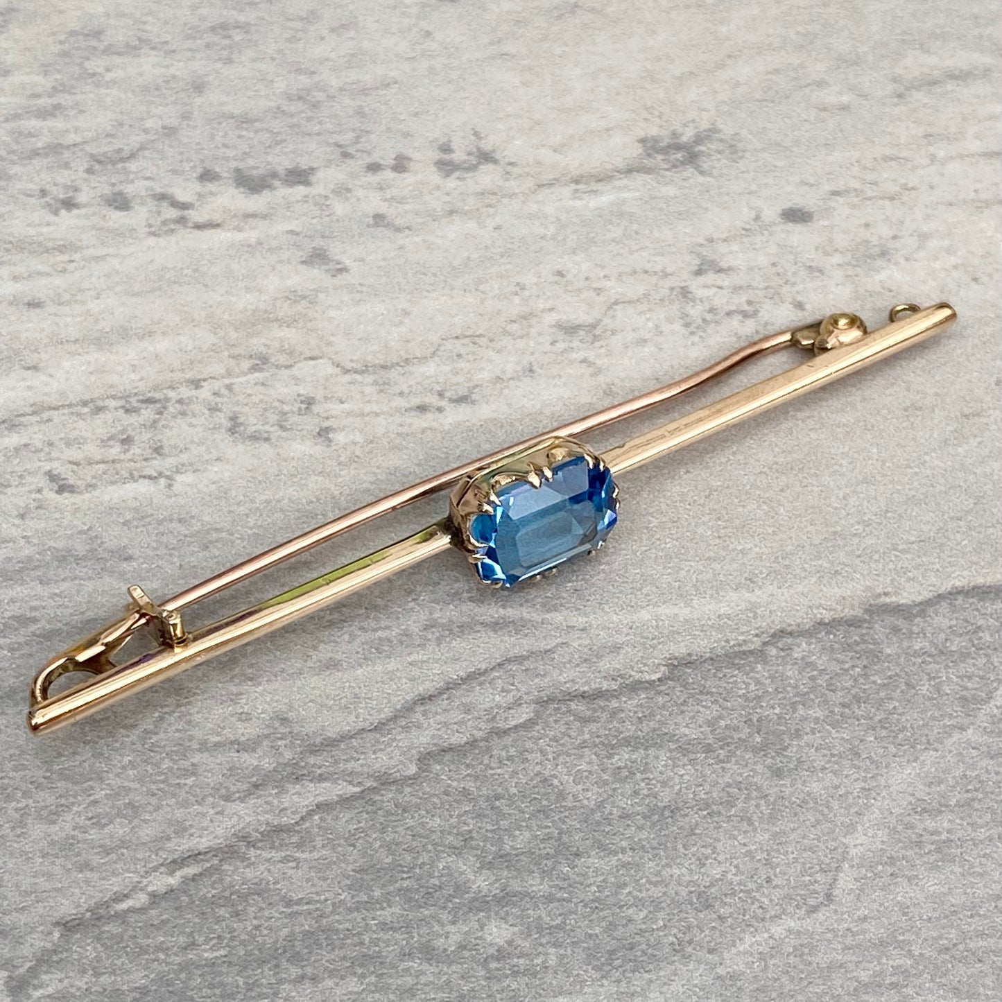 Vintage 9ct yellow gold blue glass brooch