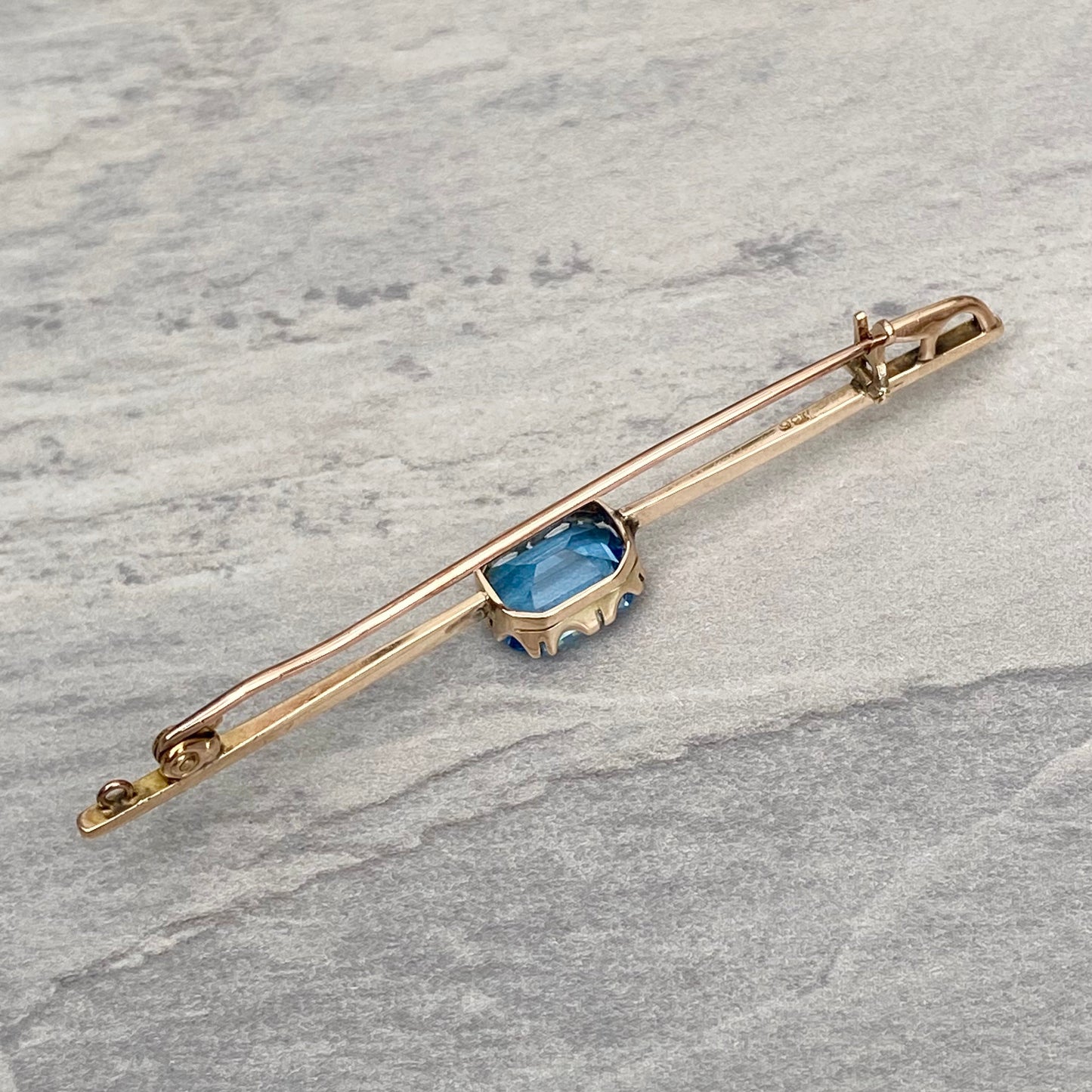 Vintage 9ct yellow gold blue glass brooch